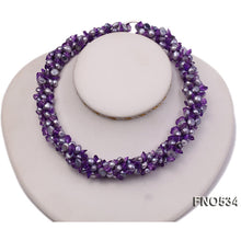 Qalereya görüntüsünə şəkil yükləyin, Bənövşəyi kristallarla bəzədilmiş burma mirvari boyunbağı