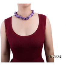 Qalereya görüntüsünə şəkil yükləyin, Bənövşəyi kristallarla bəzədilmiş burma mirvari boyunbağı