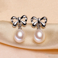 Qalereya görüntüsünə şəkil yükləyin, Kəpənək dizaynlı üçlü ağ mirvari dəst - boyunbağı, qolbaq, sırğa