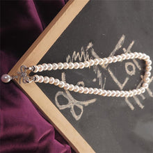 Qalereya görüntüsünə şəkil yükləyin, Kəpənək dizaynlı üçlü ağ mirvari dəst - boyunbağı, qolbaq, sırğa