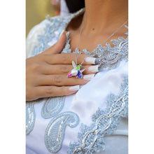 Qalereya görüntüsünə şəkil yükləyin, &quot;Xarı Bülbül&quot; dizaynlı əl işi premium italyan gümüşü dəst, gümüşü-qaşlı
