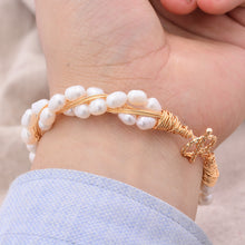 Qalereya görüntüsünə şəkil yükləyin, Qızıl zəncirlə hörülmüş qat-qat ağ mirvari qolbaq
