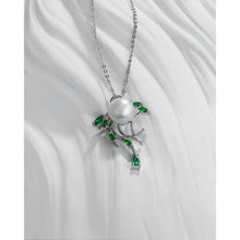 Qalereya görüntüsünə şəkil yükləyin, Yaşıl kristallarla bəzədilmiş qara mirvari dəst, klon, sırğalar və üzük
