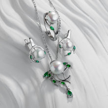 Qalereya görüntüsünə şəkil yükləyin, Yaşıl kristallarla bəzədilmiş qara mirvari dəst, klon, sırğalar və üzük
