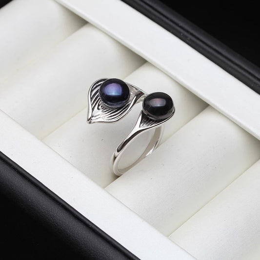 İki qara mirvari ilə dizayn edilmiş üzük